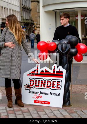 Dundee, Tayside, Schottland, Dundee Nachrichten, Großbritannien. 12.. Mai 2022. Beano`s Dennis und Gnasher befinden sich im Stadtzentrum und fördern eine historische und größte Comic-Feier aller Zeiten. Diesen Sommer feiert Dundee seinen Status als Heimat der Comics mit dem Summer Bash Street Festival, das vom 14.. Bis 24.. Juli 2022 stattfindet. Dundee wird im Rahmen des schottischen Jahres der Geschichten 2022 in „Beanotown“ verwandelt, in dem bekannte Figuren und Geschichten die Straßen der Stadt überführen und die Fülle an Geschichten feiern, die in Schottland inspiriert, geschrieben und geschaffen wurden. Kredit: Dundee Photographics/Alamy Live Nachrichten Stockfoto